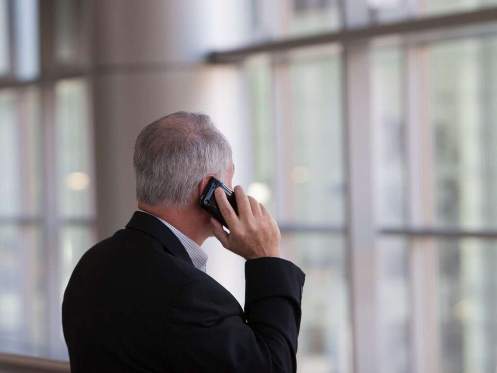 Man speaking on the phone, viewed from behind