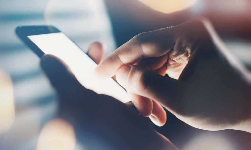 Zoom-in on hands using a mobile phone